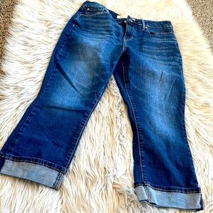 Signature Levi mid rise Capri